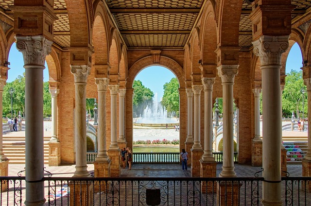 mesa de estudio con portátil y notas sobre GDPR, cookies y modelos de plataformas en España